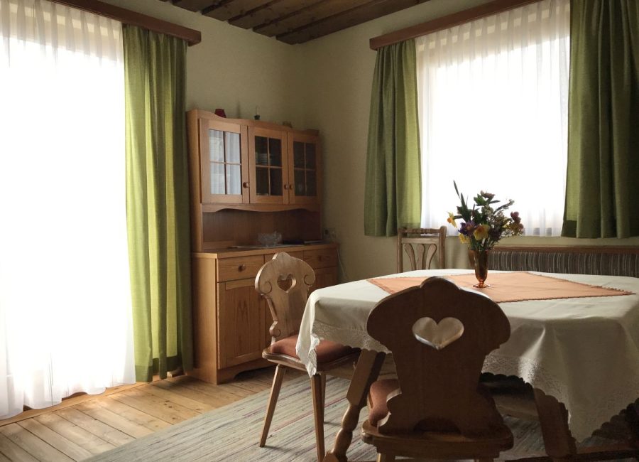 Almferienhaus Binter, Wohnzimmer mit Tisch